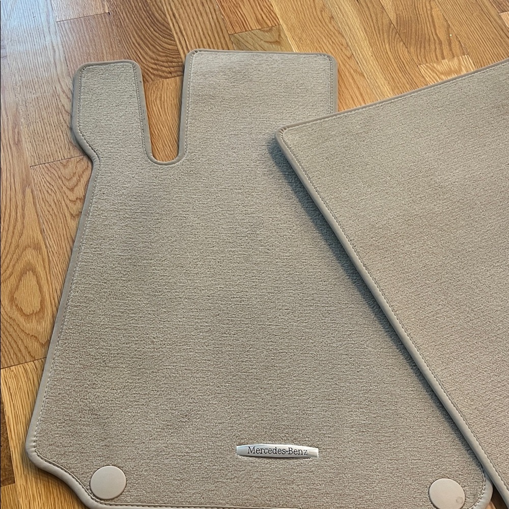 Tan Car Floor Mats. New only 3 pieces as you see on the pictures. No used - Picture 3 of 9
